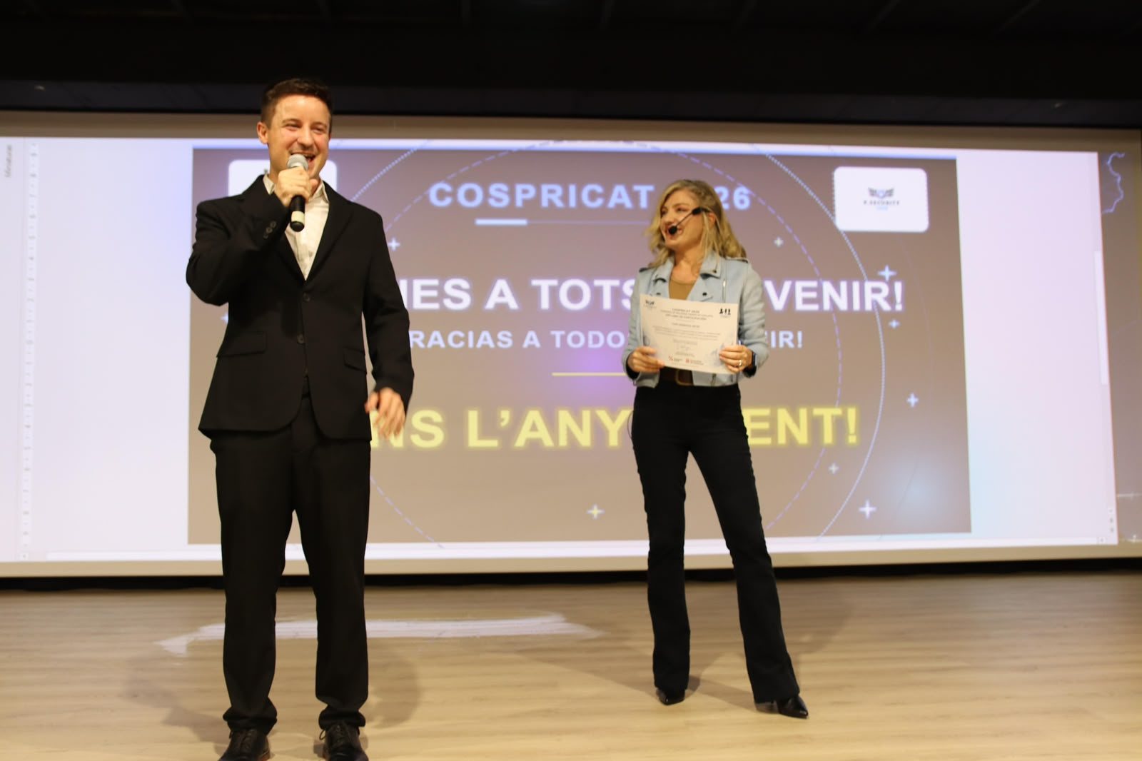 Robert Monzonis (Asociación Private Security Club), director del COSPRICAT 2026, y Thaís Armengol en la clausura del congreso