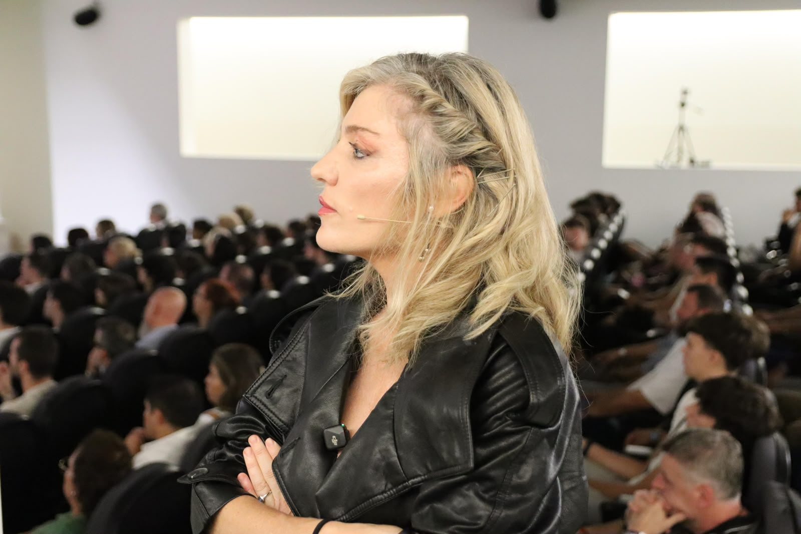 Thaís Armengol siguiendo las ponencias del COSPRICAT 2026 desde el auditorio