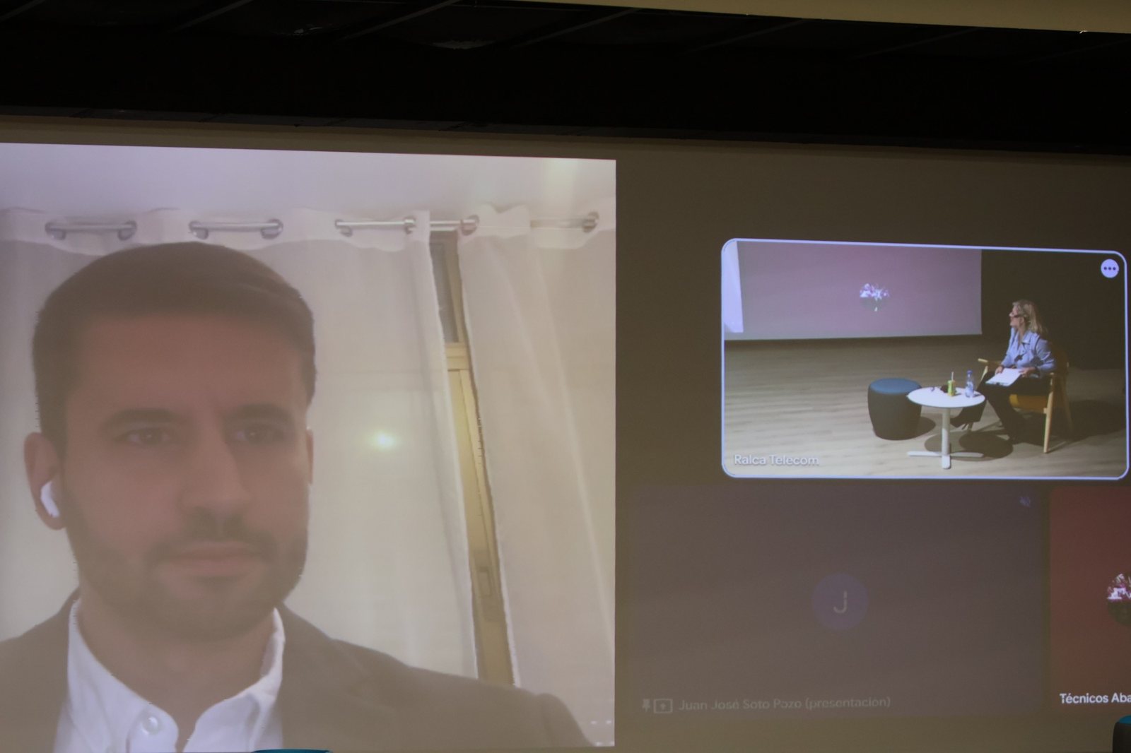 Juan José Soto interviniendo en remoto sobre la pantalla del escenario, con Thaís Armengol conduciendo desde el auditorio
