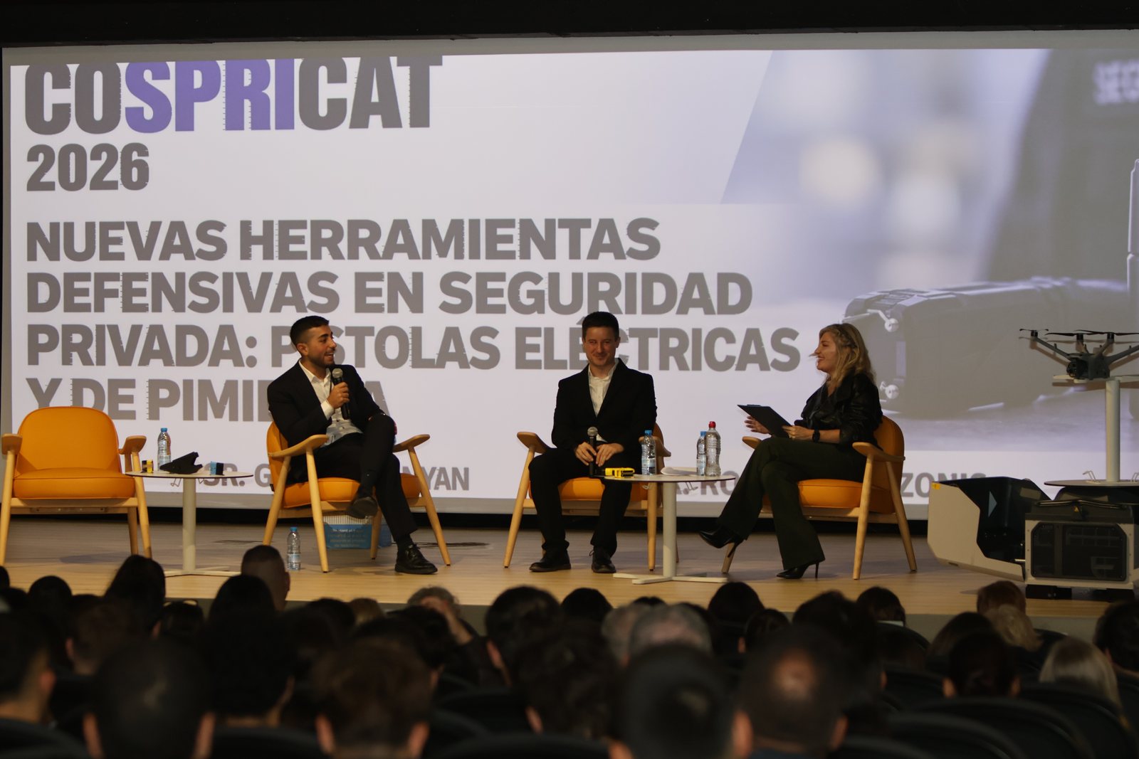 Mesa redonda «Nuevas herramientas defensivas en seguridad privada: pistolas eléctricas y de pimienta» en el COSPRICAT 2026, moderada por Thaís Armengol