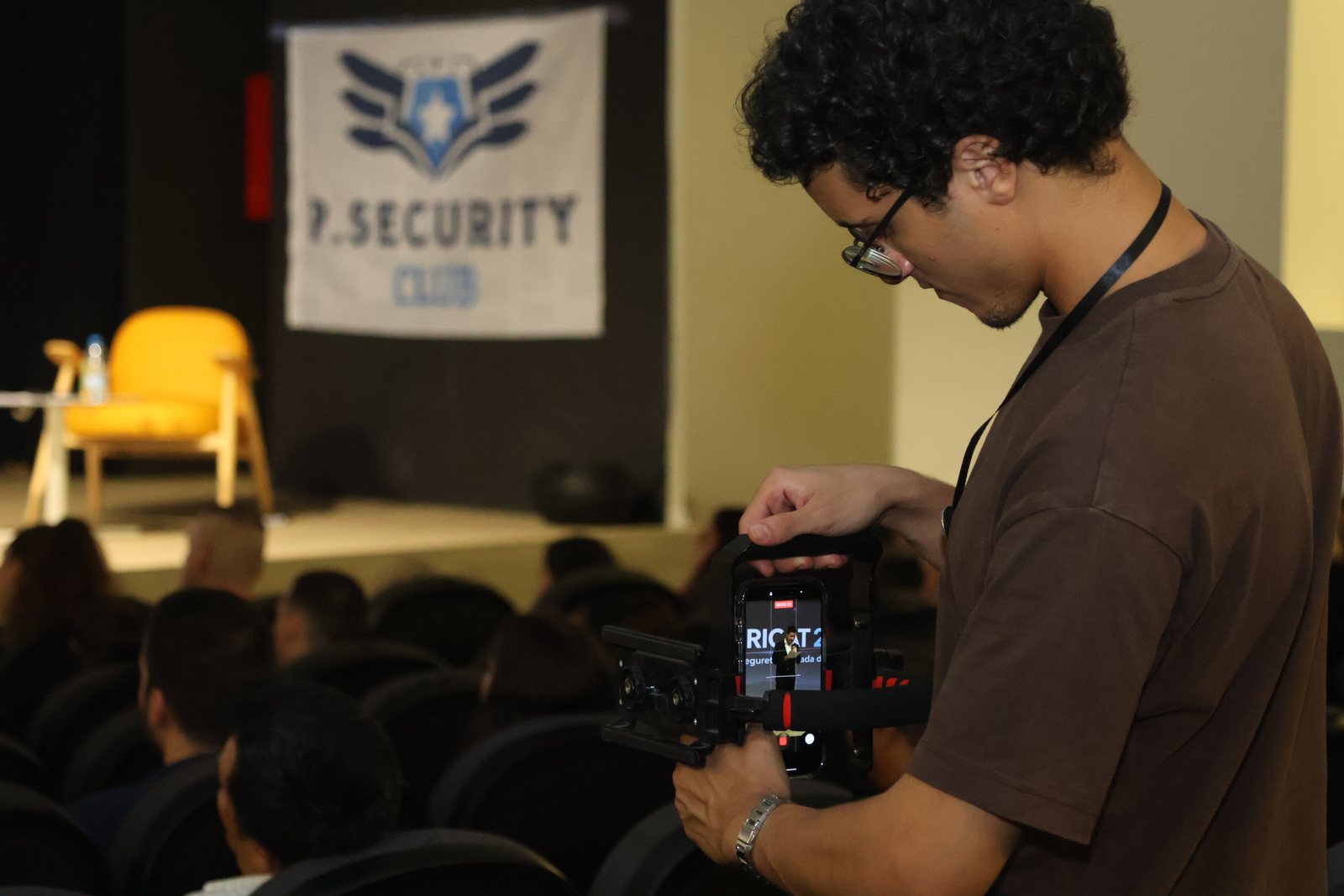 Grabación del COSPRICAT 2026 junto a la bandera de la Asociación Private Security Club