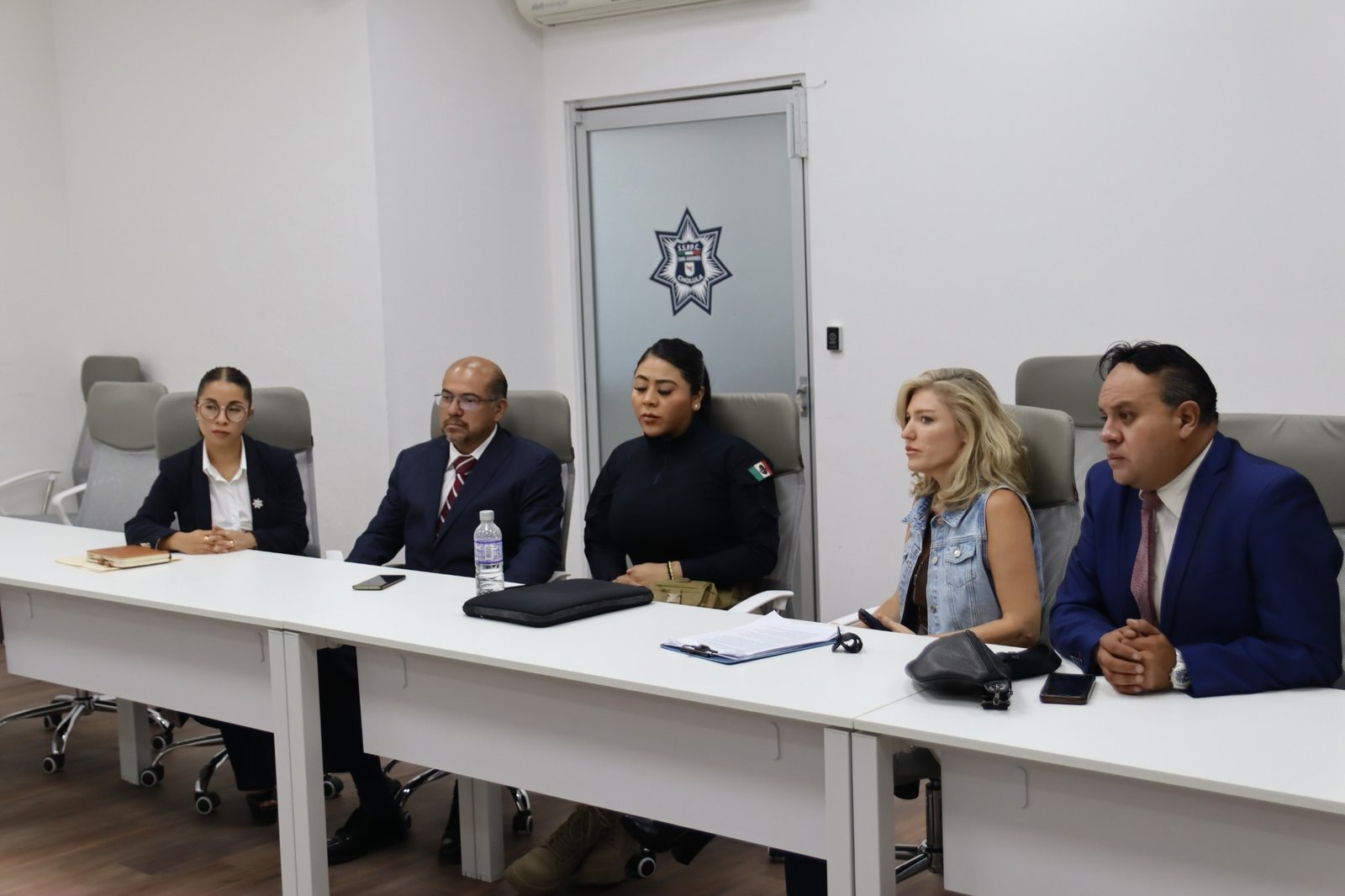 Mesa de trabajo de Thaís Armengol con los mandos en la Sala de Crisis de San Andrés Cholula