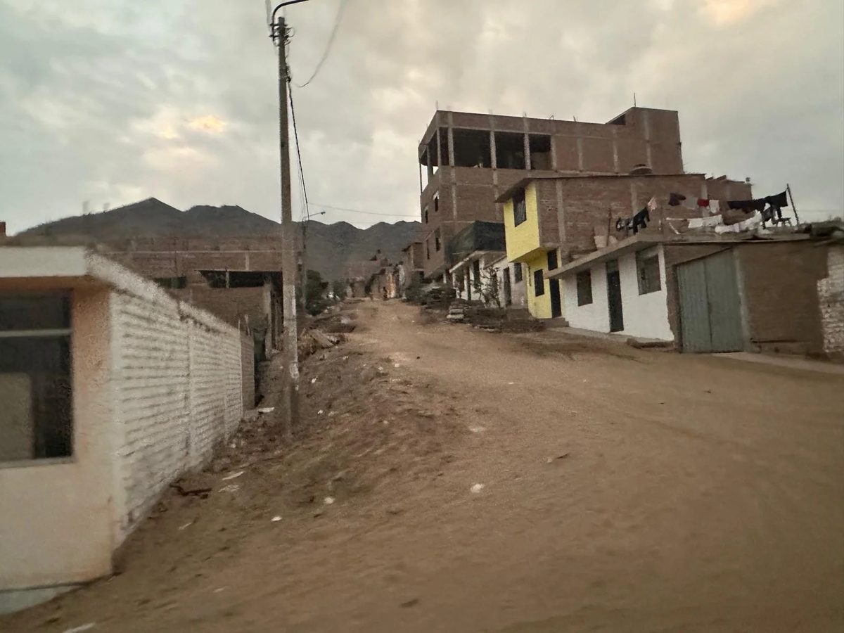 Thaís Armengol en patrulla nocturna en Alto Trujillo durante investigación sobre crimen organizado