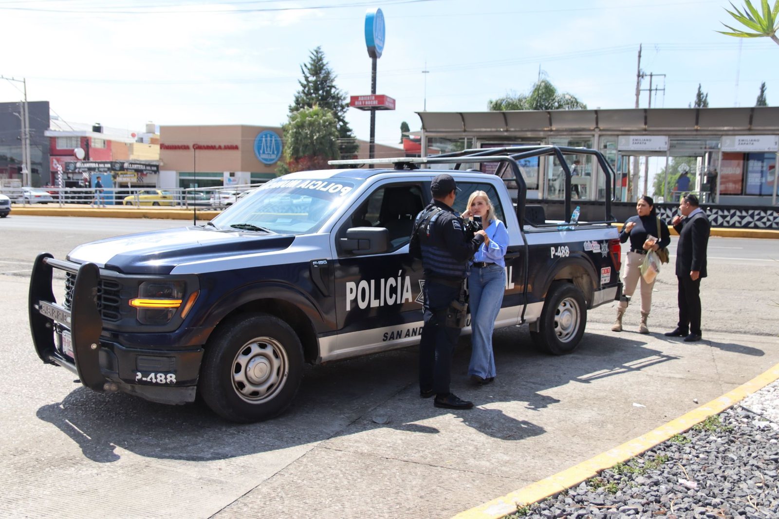 Thaís Armengol entrevistando a un policía municipal en la calle durante el patrullaje en San Andrés Cholula