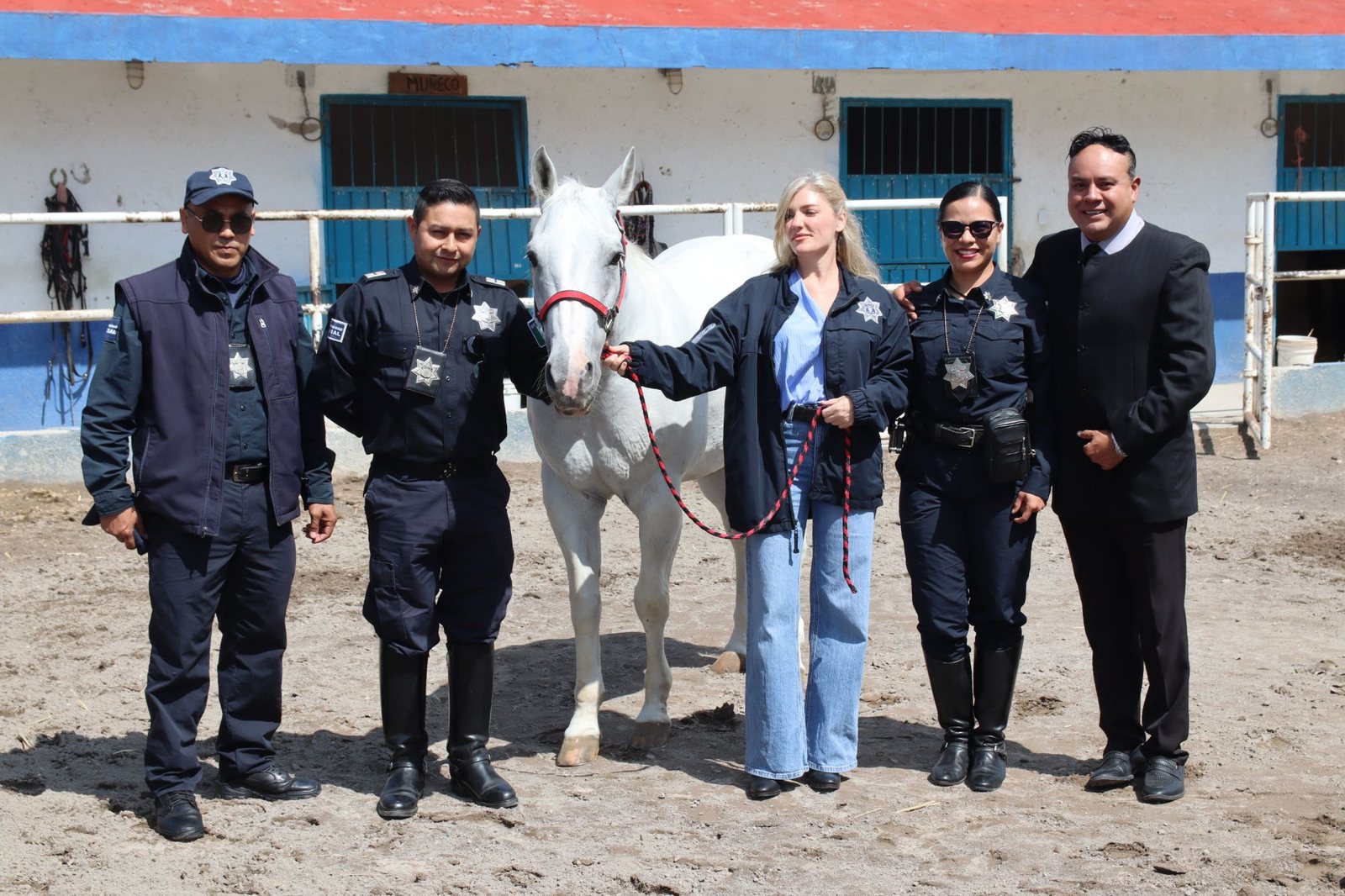 Thaís Armengol con la unidad montada de la policía municipal de San Andrés Cholula en las caballerizas