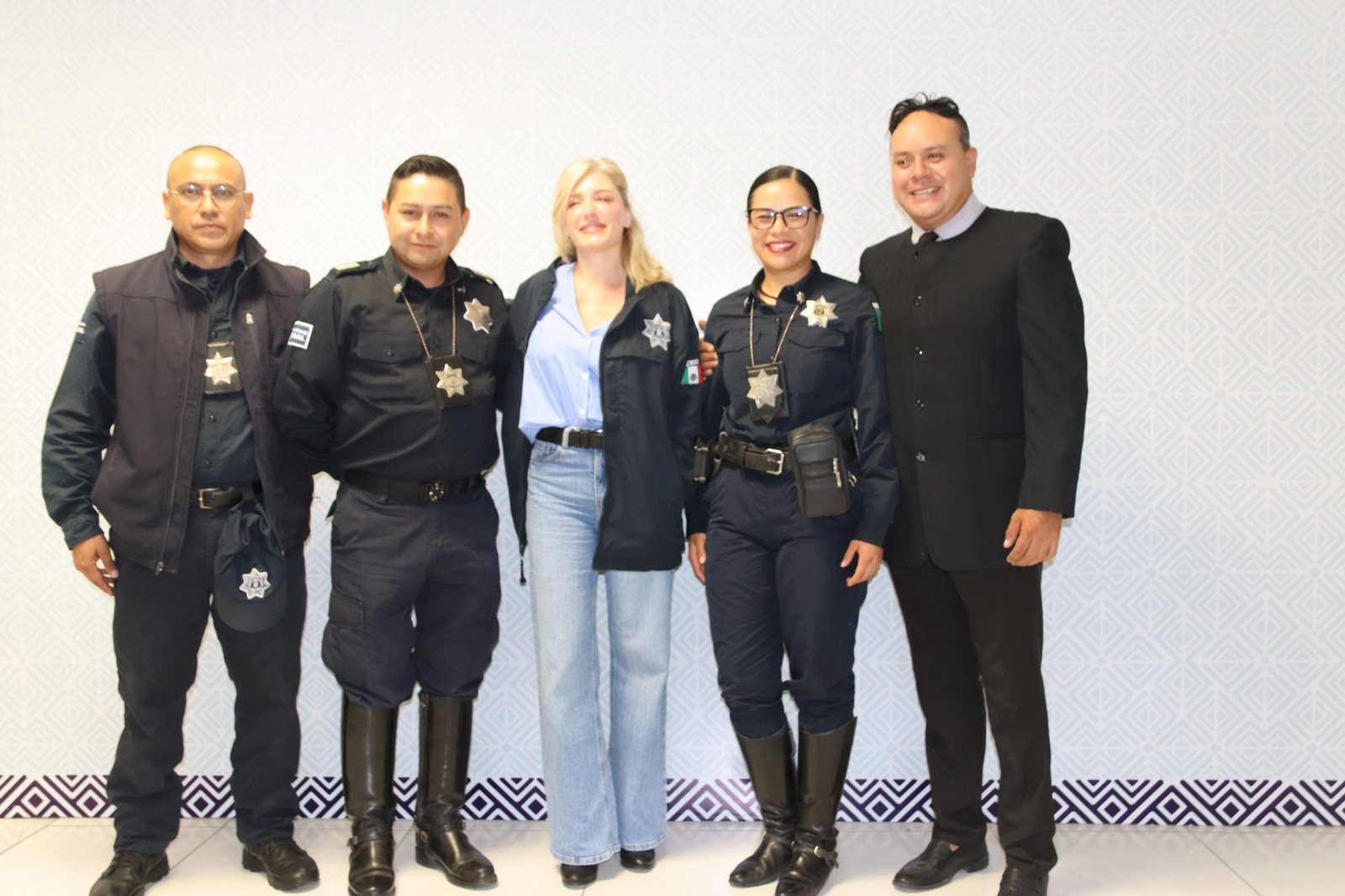 Thaís Armengol con agentes de la policía municipal de San Andrés Cholula