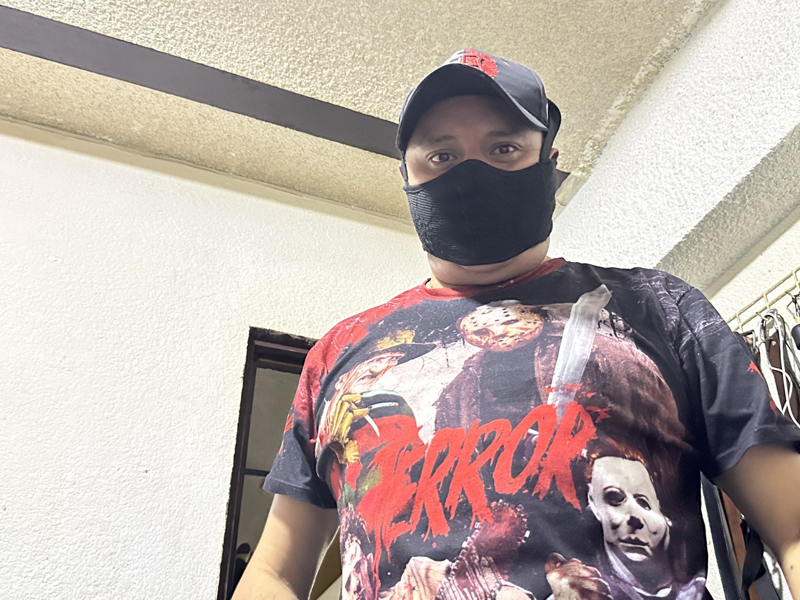 Integrante del equipo de reporterismo con el rostro cubierto por seguridad durante el trabajo en la zona