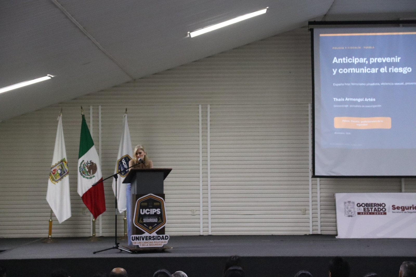 Thaís Armengol en el atril de la UCIPS con su ponencia «Anticipar, prevenir y comunicar el riesgo» ante policía y fiscalía de Puebla