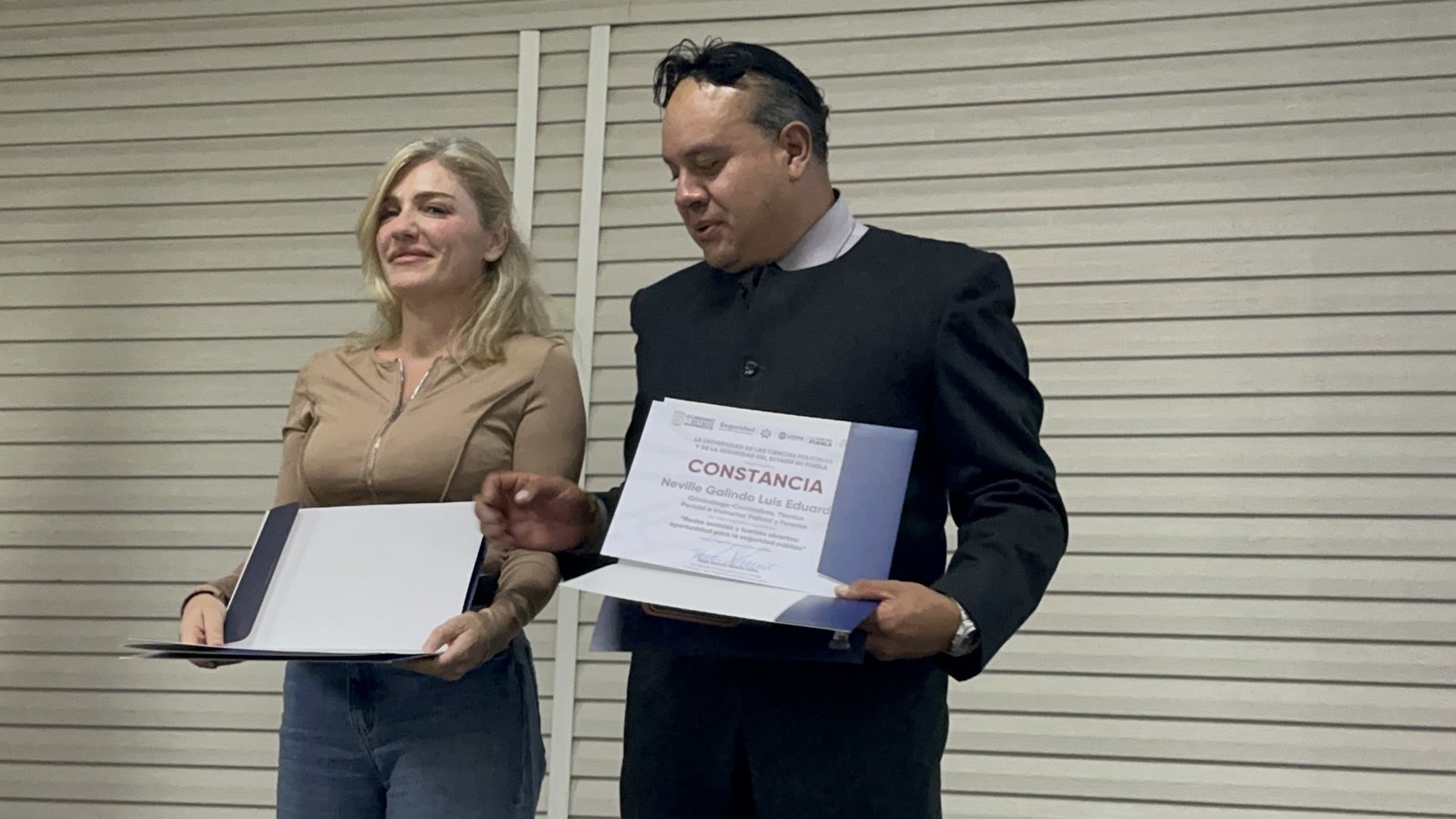 Entrega de la constancia a Thaís Armengol tras impartir la formación en la UCIPS, Puebla