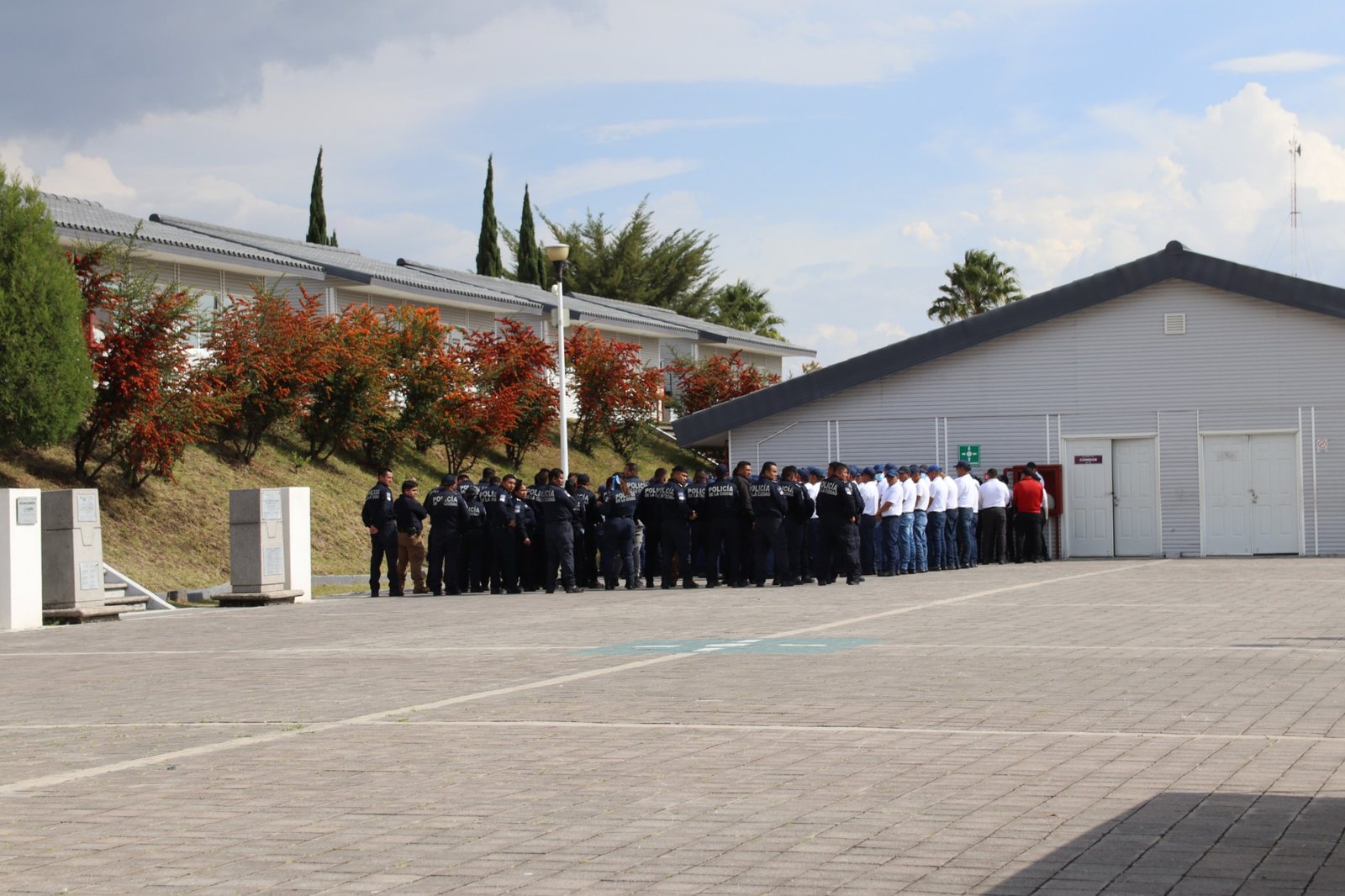 Agentes de policía haciendo fila en el campus de la UCIPS antes de la jornada de formación, Puebla