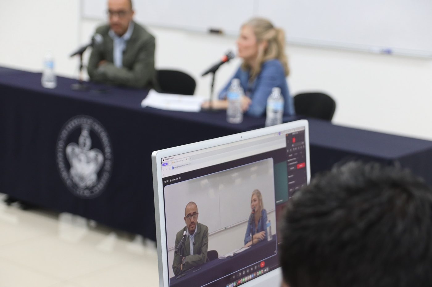 La conferencia de Thaís Armengol en la BUAP, retransmitida en directo desde el aula