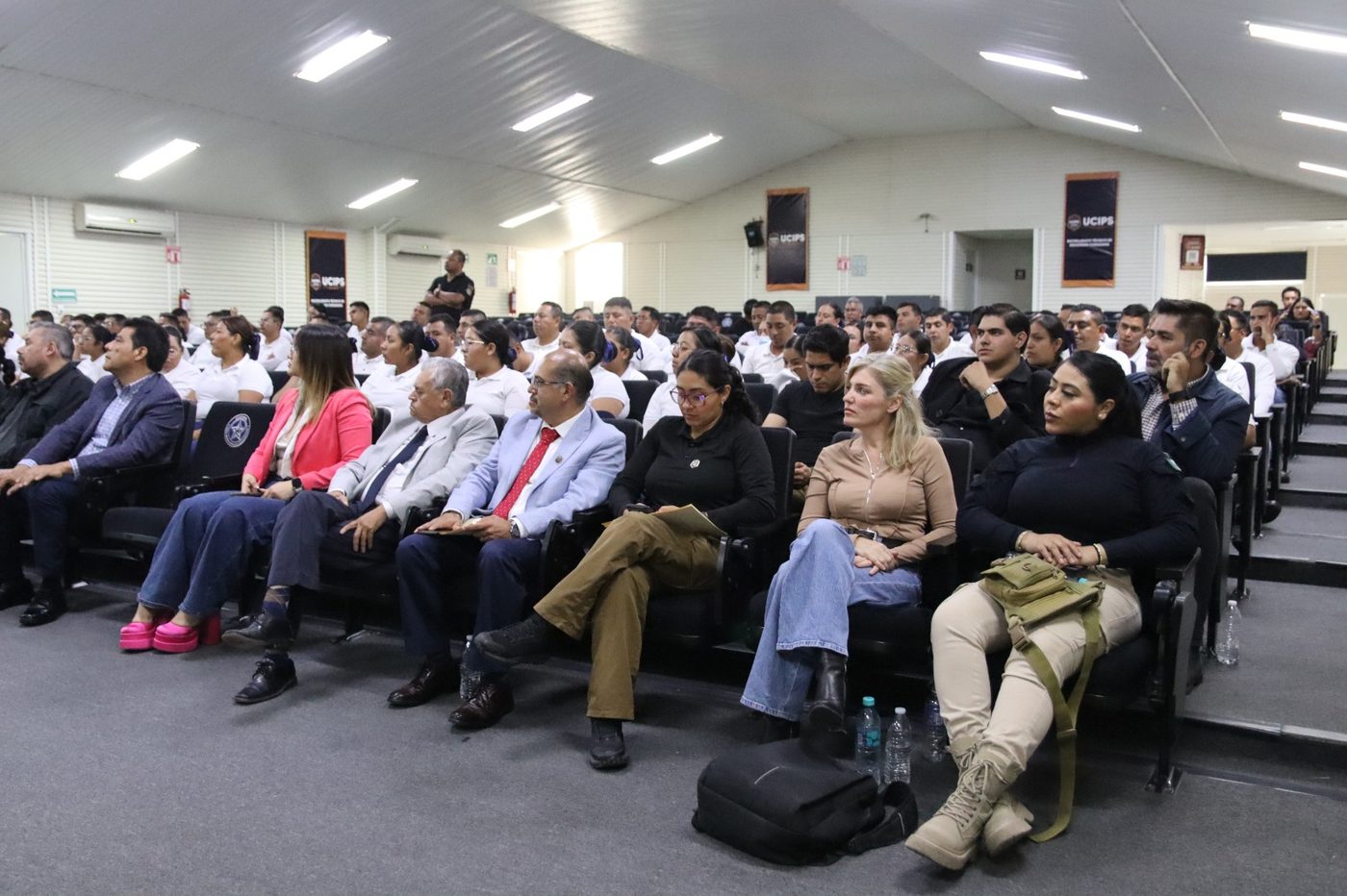 Thaís Armengol entre el público del auditorio de la UCIPS, en Amozoc, Puebla