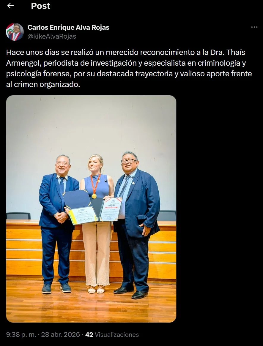 Thaís Armengol recibiendo reconocimiento del Congresista Kike Alva Rojas