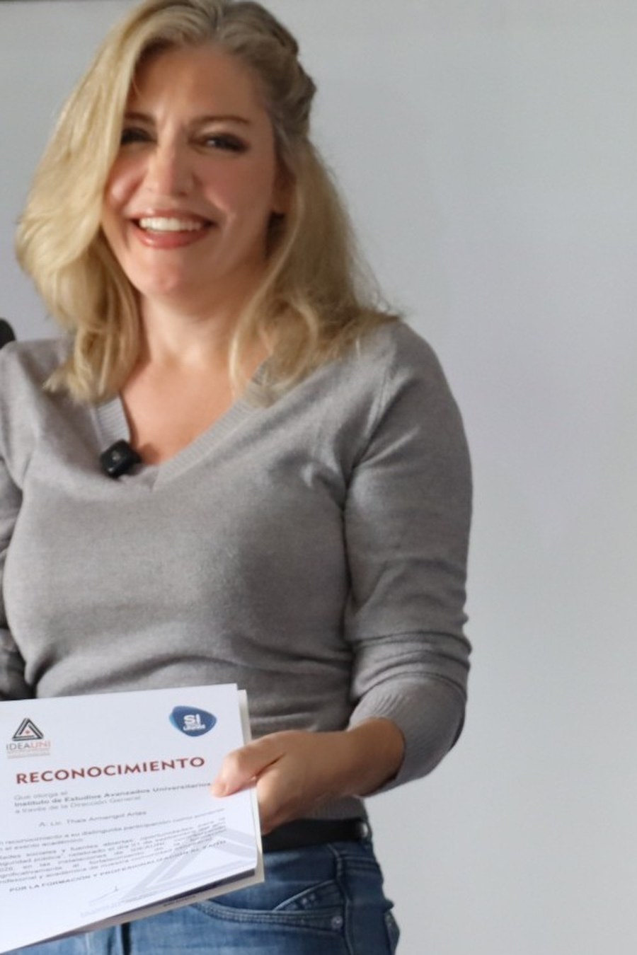 Thaís Armengol recibiendo un reconocimiento del Instituto de Estudios Avanzados Universitarios (IDEAUNI)
